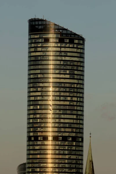 波兰Wroclaw Poland 2021年4月4日 黄昏期间 波兰最高的住宅大楼 天空塔 Sky Tower 212M 波兰弗罗茨拉夫的一个独特的建筑项目 — 图库照片