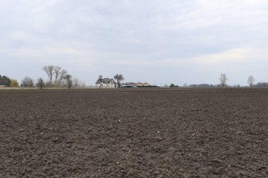 Tarlayı ekime hazırlıyorum. Bahar zamanı sürülmüş toprak.