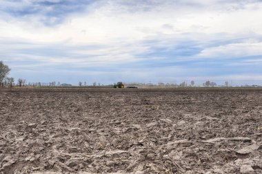 Tarlayı ekime hazırlıyorum. Bahar zamanı sürülmüş toprak.