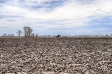 Tarlayı ekime hazırlıyorum. Bahar zamanı sürülmüş toprak.