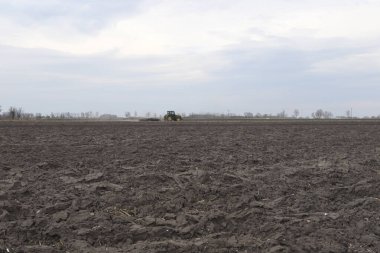 Tarlayı ekime hazırlıyorum. Bahar zamanı sürülmüş toprak.