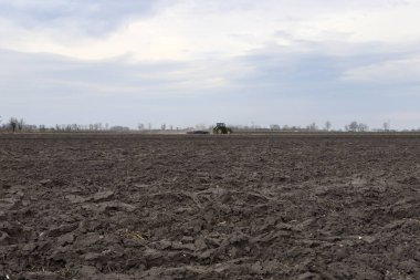 Tarlayı ekime hazırlıyorum. Bahar zamanı sürülmüş toprak.