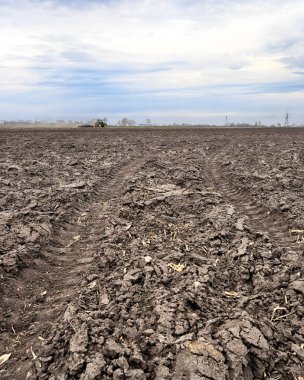 Tarlayı ekime hazırlıyorum. Bahar zamanı sürülmüş toprak.