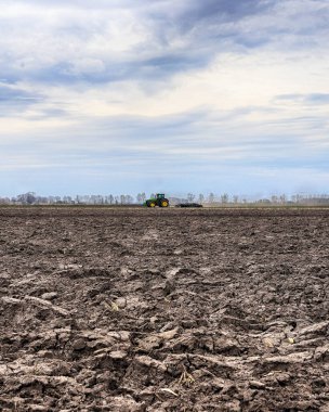Tarlayı ekime hazırlıyorum. Bahar zamanı sürülmüş toprak.