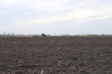 Tarlayı ekime hazırlıyorum. Bahar zamanı sürülmüş toprak.