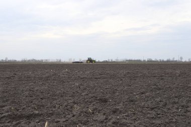 Tarlayı ekime hazırlıyorum. Bahar zamanı sürülmüş toprak.