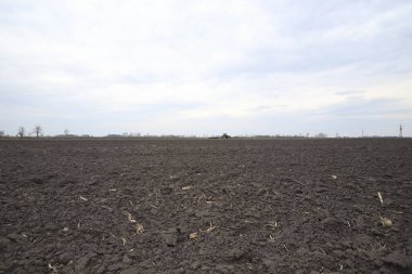 Tarlayı ekime hazırlıyorum. Bahar zamanı sürülmüş toprak.