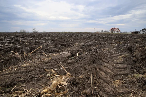 Tarlayı ekime hazırlıyorum. Bahar zamanı sürülmüş toprak.