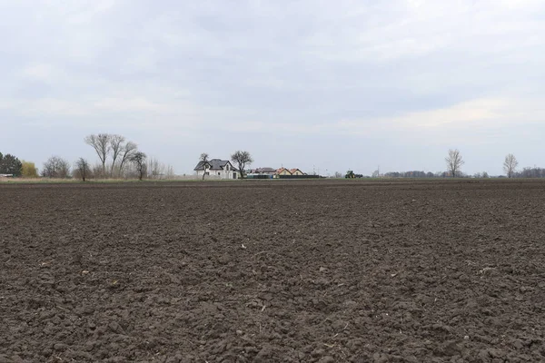 Tarlayı ekime hazırlıyorum. Bahar zamanı sürülmüş toprak.