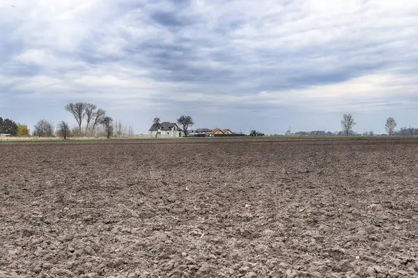 Tarlayı ekime hazırlıyorum. Bahar zamanı sürülmüş toprak.