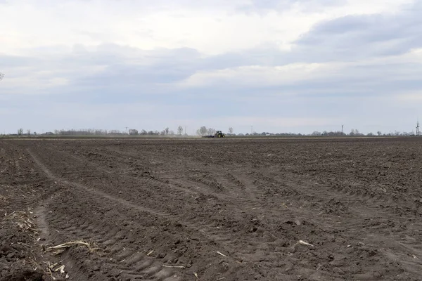 Tarlayı ekime hazırlıyorum. Bahar zamanı sürülmüş toprak.