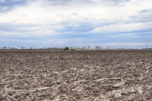 Tarlayı ekime hazırlıyorum. Bahar zamanı sürülmüş toprak.