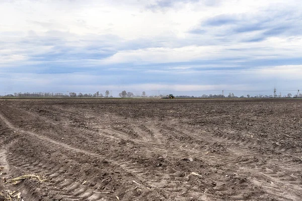 Tarlayı ekime hazırlıyorum. Bahar zamanı sürülmüş toprak.
