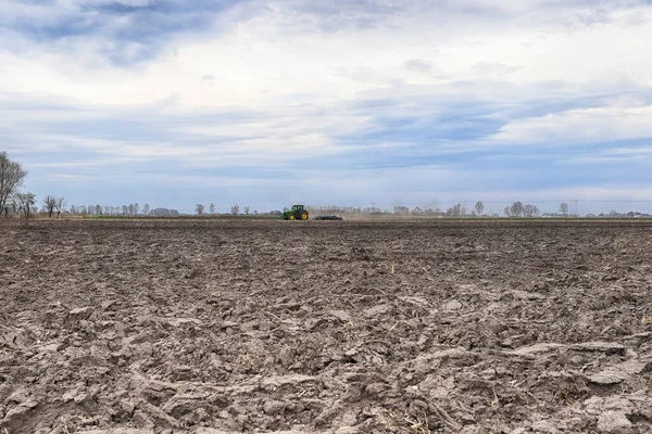 Tarlayı ekime hazırlıyorum. Bahar zamanı sürülmüş toprak.