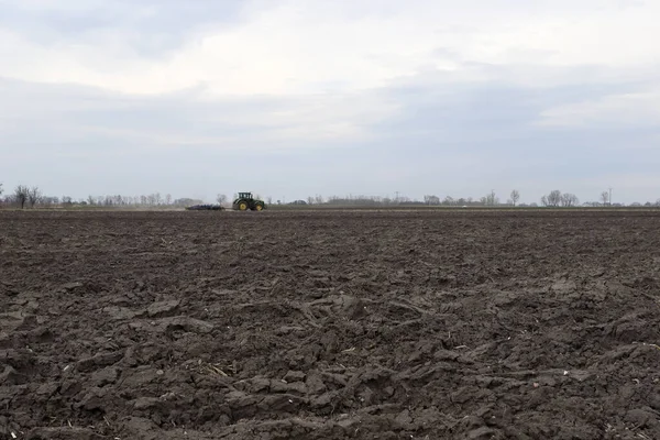 Tarlayı ekime hazırlıyorum. Bahar zamanı sürülmüş toprak.