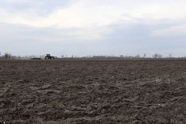 Tarlayı ekime hazırlıyorum. Bahar zamanı sürülmüş toprak.