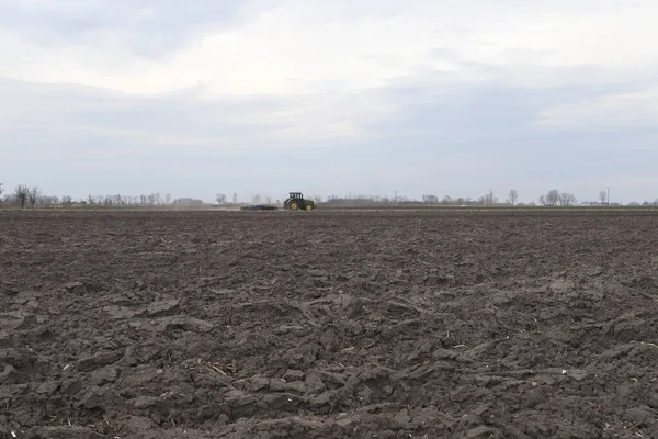 Tarlayı ekime hazırlıyorum. Bahar zamanı sürülmüş toprak.