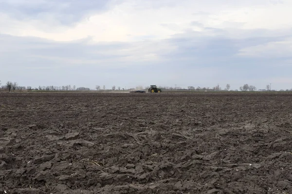 Tarlayı ekime hazırlıyorum. Bahar zamanı sürülmüş toprak.