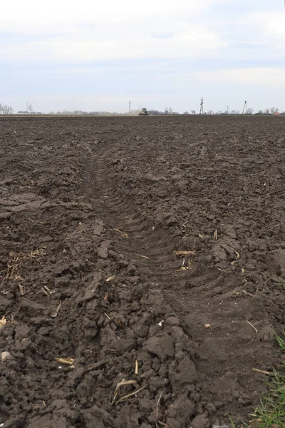 Tarlayı ekime hazırlıyorum. Bahar zamanı sürülmüş toprak.