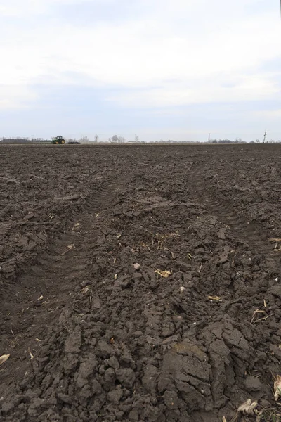 Tarlayı ekime hazırlıyorum. Bahar zamanı sürülmüş toprak.