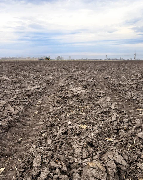 Tarlayı ekime hazırlıyorum. Bahar zamanı sürülmüş toprak.