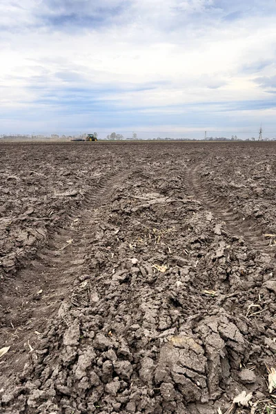 Tarlayı ekime hazırlıyorum. Bahar zamanı sürülmüş toprak.