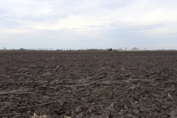 Tarlayı ekime hazırlıyorum. Bahar zamanı sürülmüş toprak.