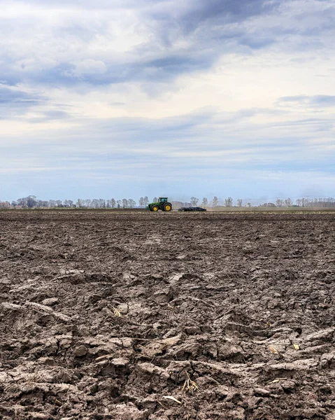 Tarlayı ekime hazırlıyorum. Bahar zamanı sürülmüş toprak.
