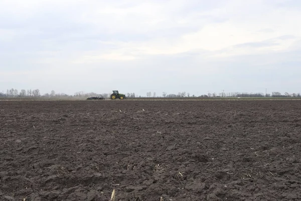 Tarlayı ekime hazırlıyorum. Bahar zamanı sürülmüş toprak.
