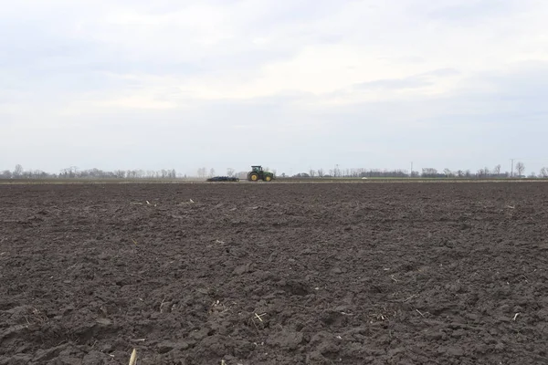 Tarlayı ekime hazırlıyorum. Bahar zamanı sürülmüş toprak.