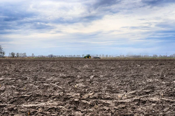 Tarlayı ekime hazırlıyorum. Bahar zamanı sürülmüş toprak.