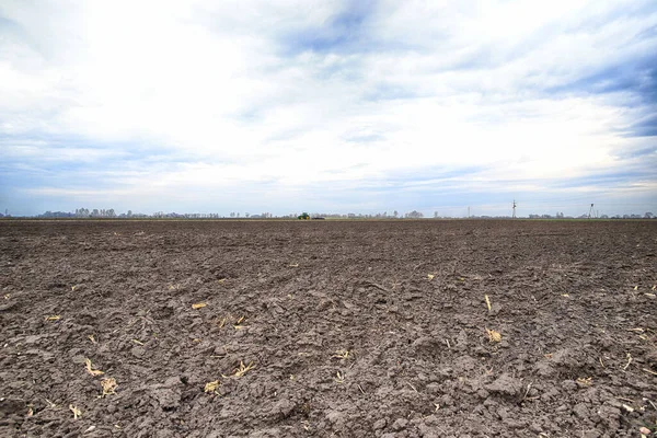 Tarlayı ekime hazırlıyorum. Bahar zamanı sürülmüş toprak.