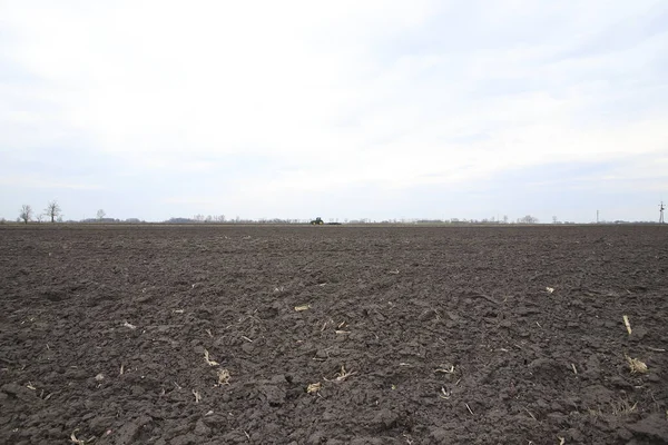Tarlayı ekime hazırlıyorum. Bahar zamanı sürülmüş toprak.