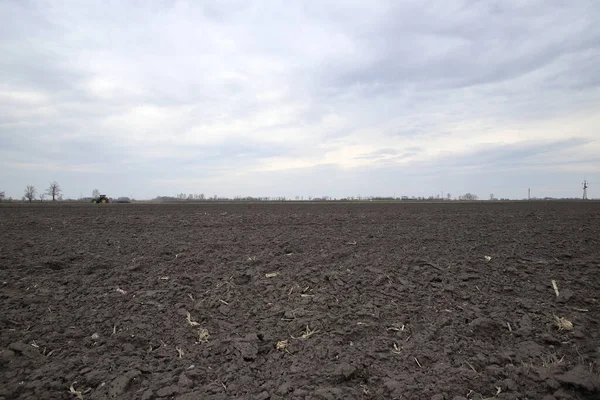 Tarlayı ekime hazırlıyorum. Bahar zamanı sürülmüş toprak.