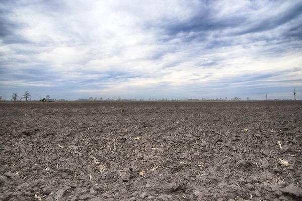 Tarlayı ekime hazırlıyorum. Bahar zamanı sürülmüş toprak.
