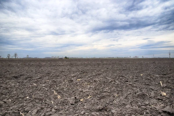 Tarlayı ekime hazırlıyorum. Bahar zamanı sürülmüş toprak.