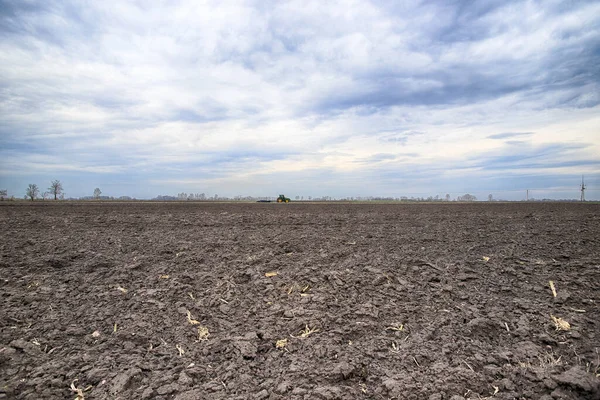 Tarlayı ekime hazırlıyorum. Bahar zamanı sürülmüş toprak.