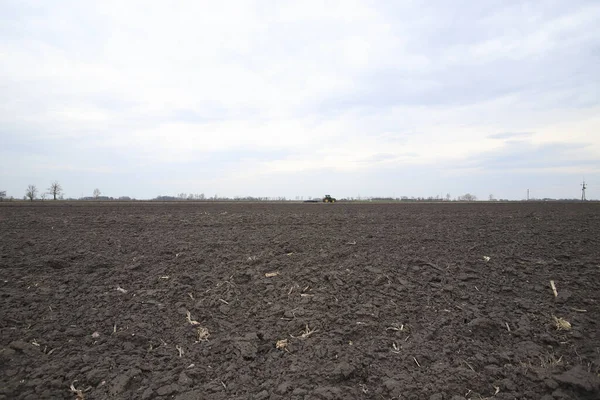 Tarlayı ekime hazırlıyorum. Bahar zamanı sürülmüş toprak.