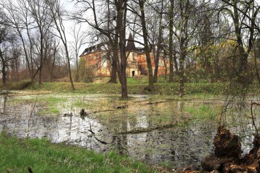Wroclaw, POLAND - 11 Nisan 2021: Wroclaw, Polonya yakınlarındaki Komorowice Sarayı. Baharın başında güzel bir saray parkı.