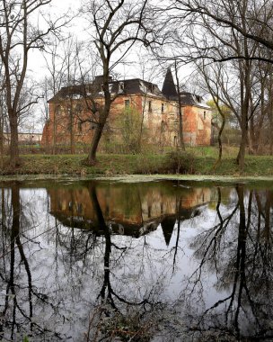 Wroclaw, POLAND - 11 Nisan 2021: Wroclaw, Polonya yakınlarındaki Komorowice Sarayı. Baharın başında güzel bir saray parkı.