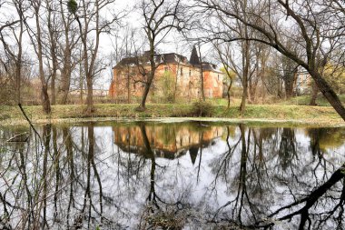 Wroclaw, POLAND - 11 Nisan 2021: Wroclaw, Polonya yakınlarındaki Komorowice Sarayı. Baharın başında güzel bir saray parkı.
