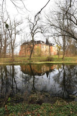 Wroclaw, POLAND - 11 Nisan 2021: Wroclaw, Polonya yakınlarındaki Komorowice Sarayı. Baharın başında güzel bir saray parkı.