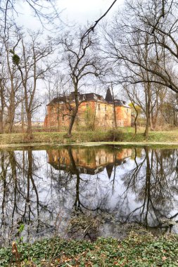 Wroclaw, POLAND - 11 Nisan 2021: Wroclaw, Polonya yakınlarındaki Komorowice Sarayı. Baharın başında güzel bir saray parkı.