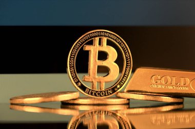 Bitcoin 'in fiziksel versiyonu, altın külçesi ve Estonya Bayrağı.