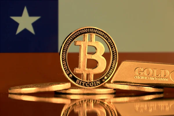 Bitcoin 金のバーとチリの旗の物理的なバージョン — ストック写真