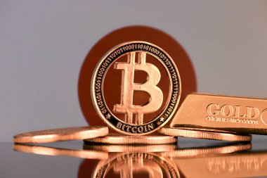 Bitcoin 'in fiziksel versiyonu, altın külçesi ve Japon Bayrağı.
