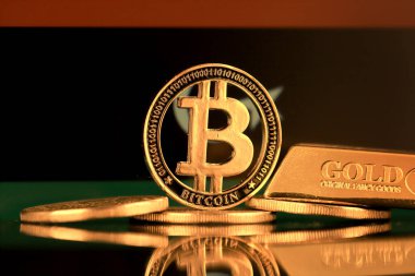 Bitcoin, altın külçesi ve Libya Bayrağının fiziksel versiyonu.