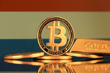 Bitcoin 'in fiziksel versiyonu, altın külçesi ve Lüksemburg Bayrağı.