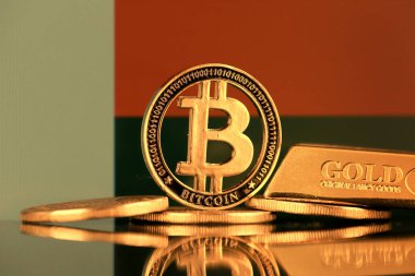 Bitcoin 'in fiziksel versiyonu, altın külçesi ve Madagaskar Bayrağı.