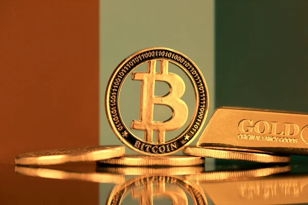 Physische Version Von Bitcoin Goldbarren Und Flagge Der Elfenbeinküste — Stockfoto